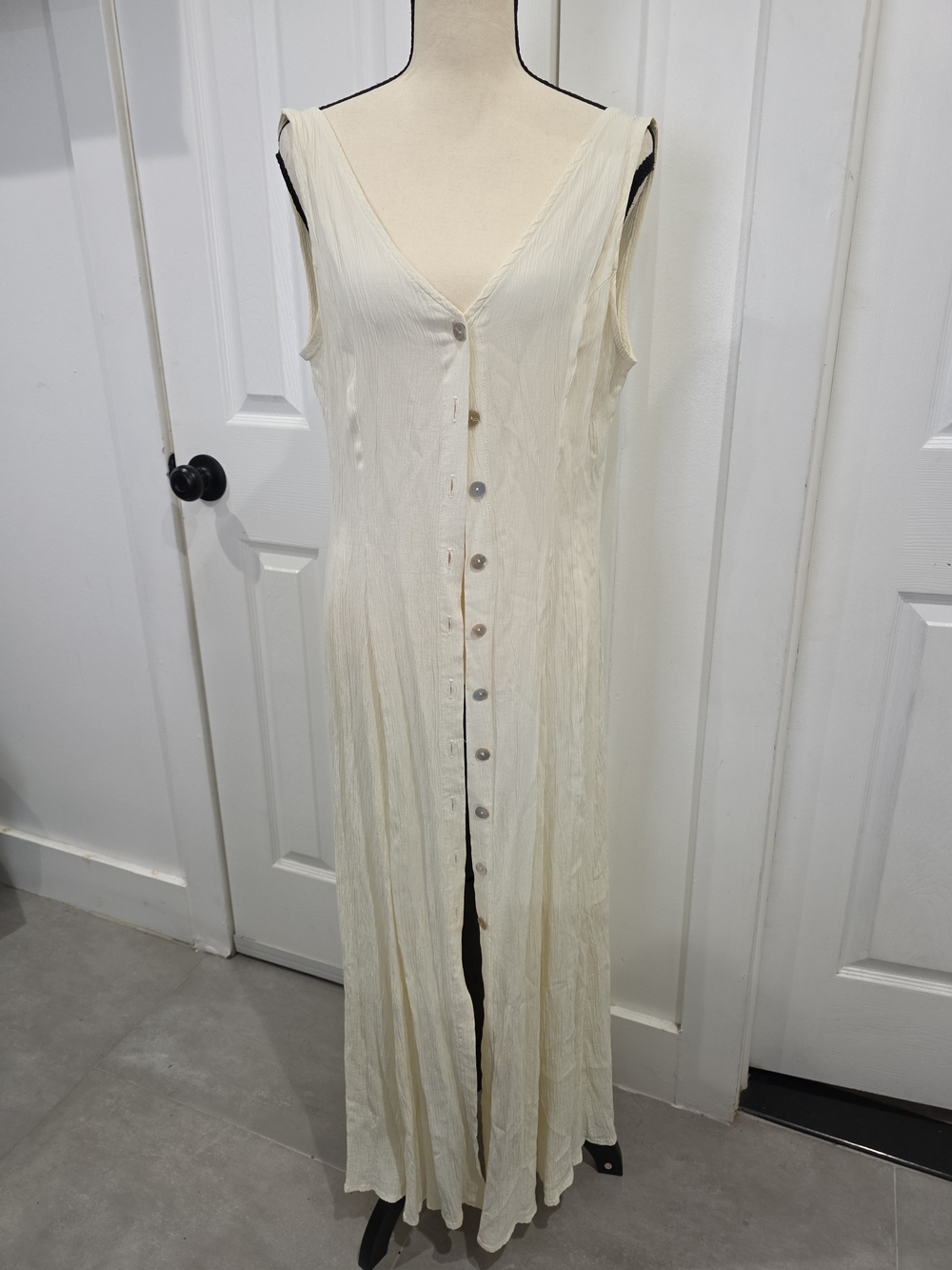 Vintage Womens Medium 9/10 Maxi Dress Crinkle Sleeveless Button Down Off White.